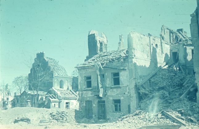Na zdjęciu z oryginalnie zachowaną kolorystyką widzimy ruiny