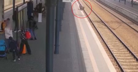 Mężczyzna spadł na tory. "W każdej chwili mógł wjechać pociąg"