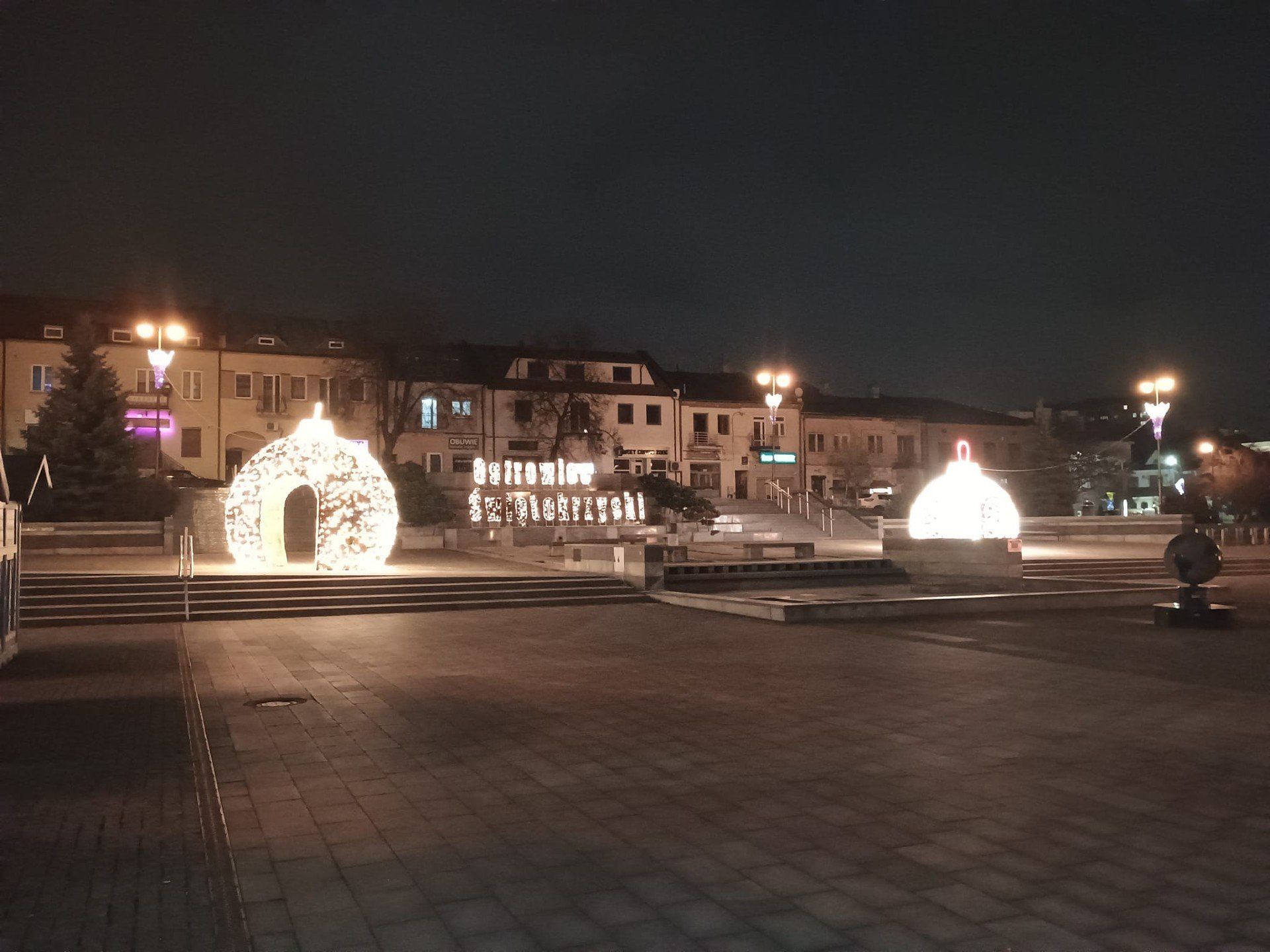 Tak prezentuje się ostrowiecki Rynek wieczorem