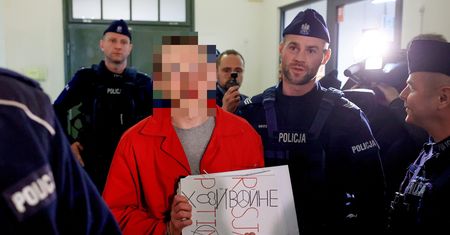 Jest oskarżony o szpiegostwo. Na salę rozpraw wszedł z kartką
