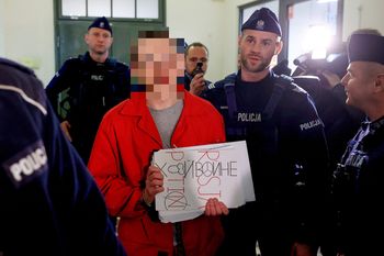 Jest oskarżony o szpiegostwo. Na salę rozpraw wszedł z kartką