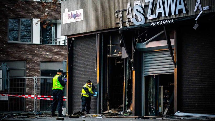 <p>epa08918496 Police investigates at the site after an explosive device went off at a Polish supermarket on Paletplein in Tilburg, The Netherlands, 04 January 2021. The inside of the store was destroyed by the fire that broke out after the explosion. It is the fifth attack on a Polish supermarket in a short time.  EPA/ROB ENGELAAR<br />
Dostawca: PAP/EPA.</p>