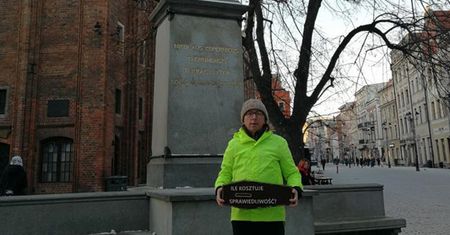 Człowiek z trumną chodzi po Toruniu. Jest znany jako "Martwy Obywatel"
