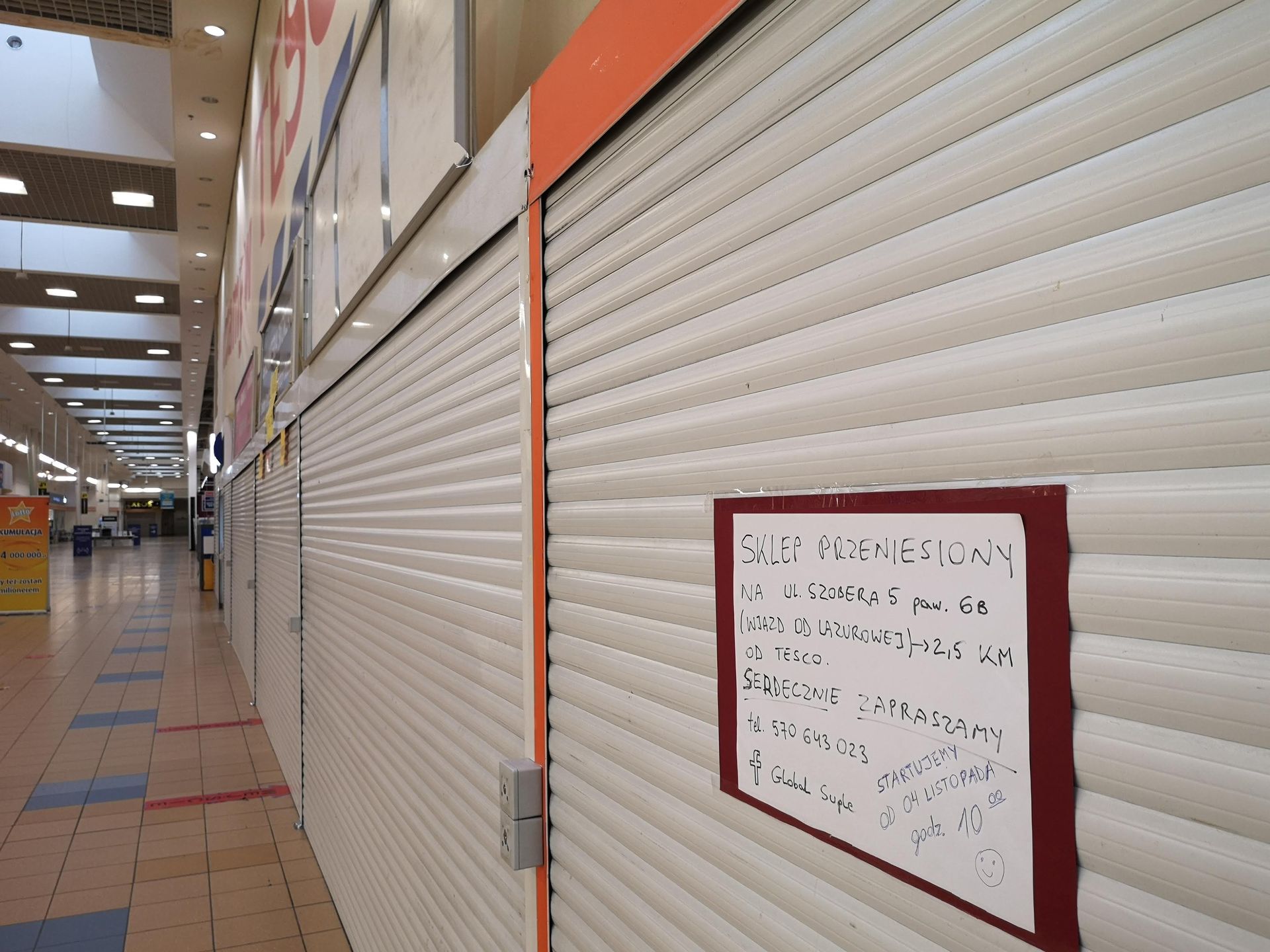 Zamknięte Tesco, ul. Połczyńska w Warszawie 