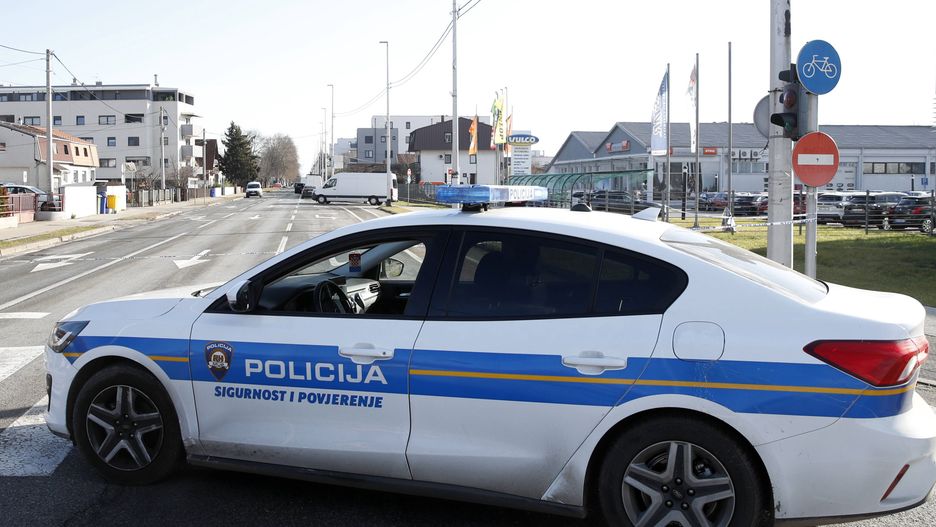 Man kills two women and commits suicide in Velika Gorica
epa11048011 A police car blocks the street near the crime scene after a man killed two women and then committed suicide in Velika Gorica, Croatia, 29 December 2023. A man who police identified as Zvonimir D. allegedly killed his wife and another female and later committed suicide when police surrounded his house.  EPA/ANTONIO BAT 
Dostawca: PAP/EPA.
ANTONIO BAT