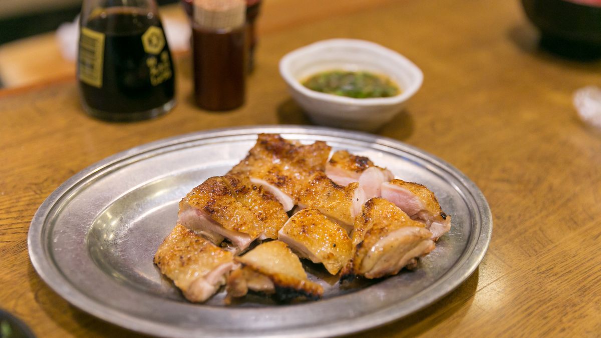 Udziec z kurczaka (mięso i skóra) pieczony na rożnie