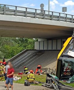 Autobus wypadł z wiaduktu w Warszawie. Jedna osoba nie żyje