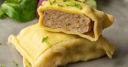Niemcy nie lepią setki małych pierogów. Dwoma najadają się do syta
