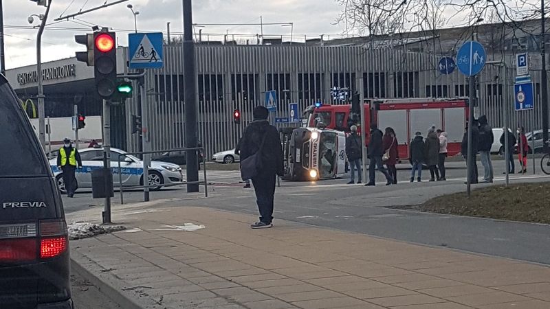 Karetka po zderzeniu z samochodem przewróciła się na bok | fot. czytelnik Wojtek