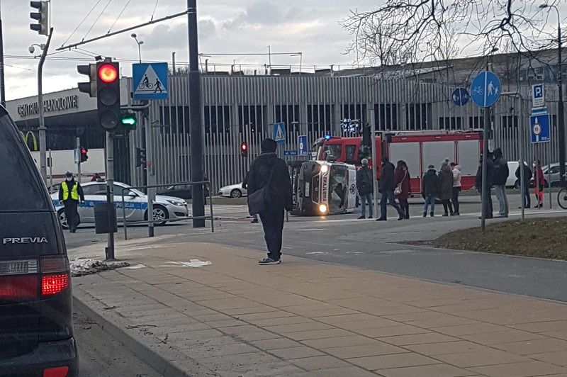 Lublin. Karetka zderzyła się z osobówką i wywróciła się na bok