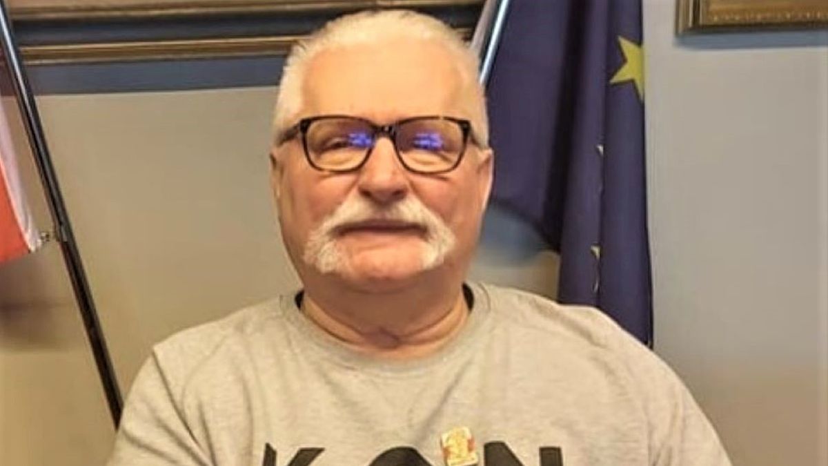 Lech Wałęsa pozuje z gośćmi bez maseczki 
