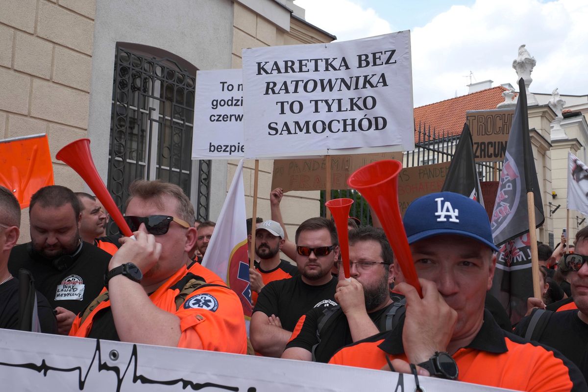 Protest ratowników medycznych w Warszawie odbywa się pod gmachem MZ 