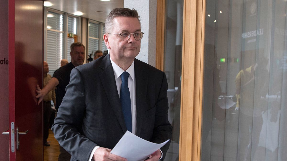 PAP/EPA / Boris Roessler / Na zdjęciu: Reinhard Grindel