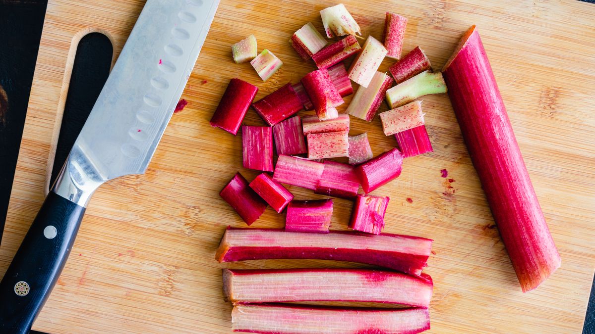 Czy młody rabarbar trzeba obierać? Szef kuchni wyjaśnia