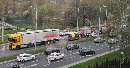Jechali obok siebie, jeden z kierowców zmienił pas jezdni. Daf zderzył się z peugeotem