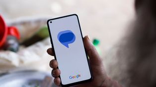 Dziwny problem w Wiadomościach Google. Stare SMS-y trafiają do przypadkowych osób