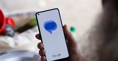 Dziwny problem w Wiadomościach Google. Stare SMS-y trafiają do przypadkowych osób