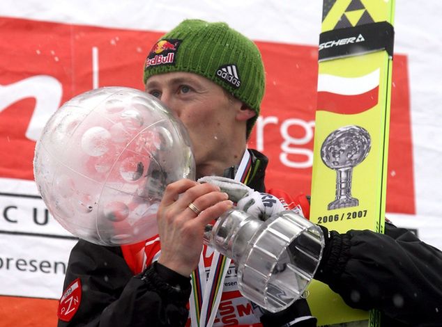 Adam Małysz w 2007 roku zaliczył w Planicy hat-tricka: triumfował we wszystkich trzech zawodach. Dzięki temu zdobył Kryształową Kulę. (Fot. PAP/EPA)