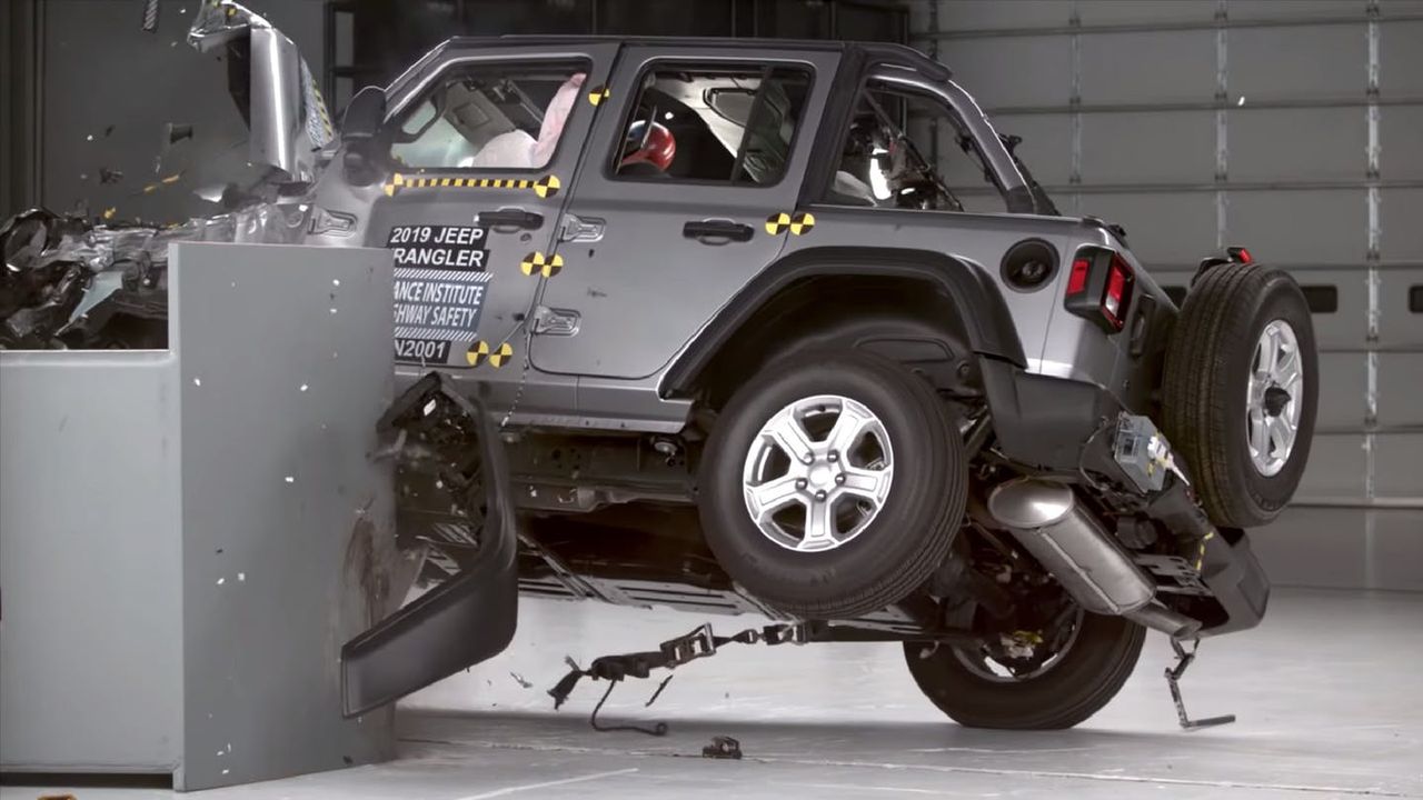 Jeep Wrangler zakończył test zderzeniowy na boku. To pierwszy taki przypadek