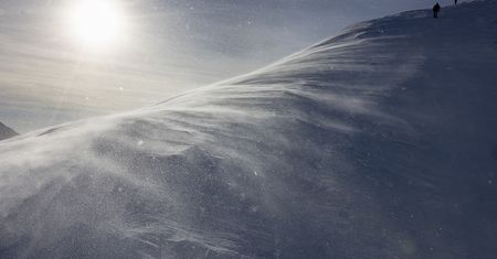 Halny uderza w Tatry. Porywy do 130 km/h i lawinowa „jedynka”