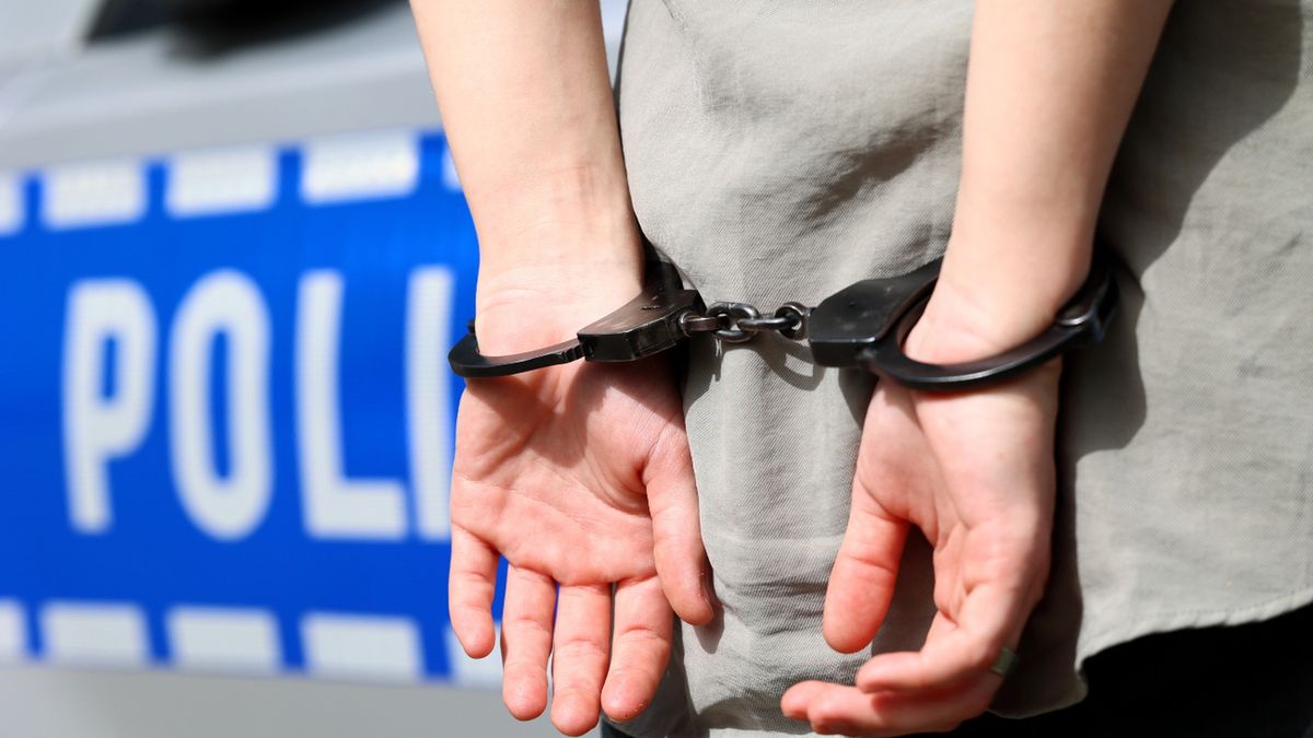 35-latek ukrył się przed policjantami w kanapie