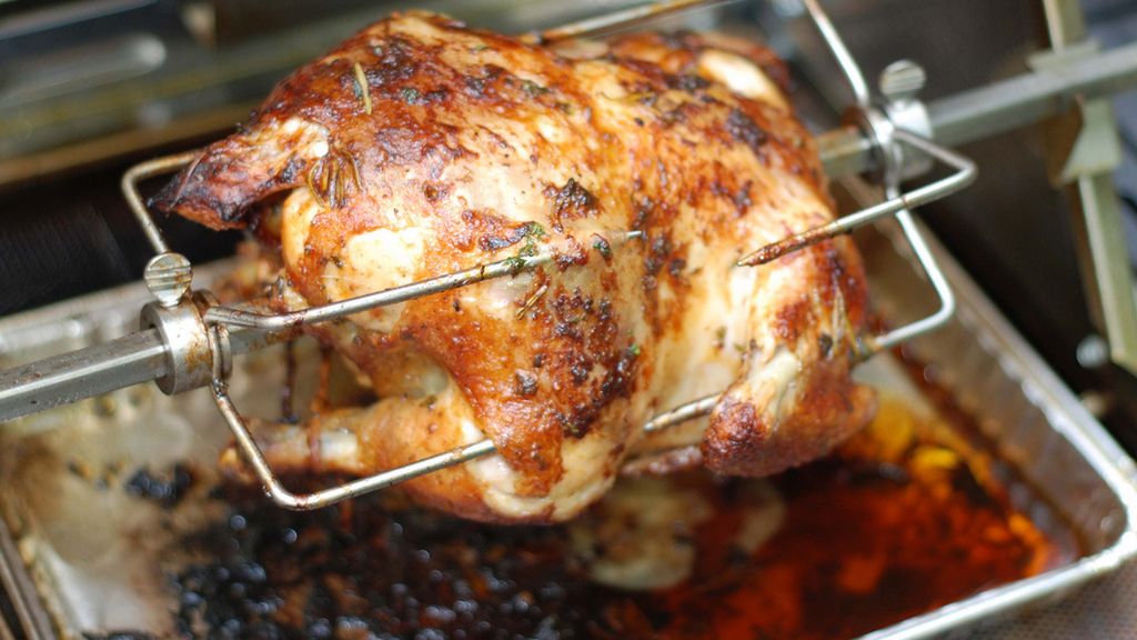 Skóra z kurczaka w sosie BBQ pieczona na rożnie