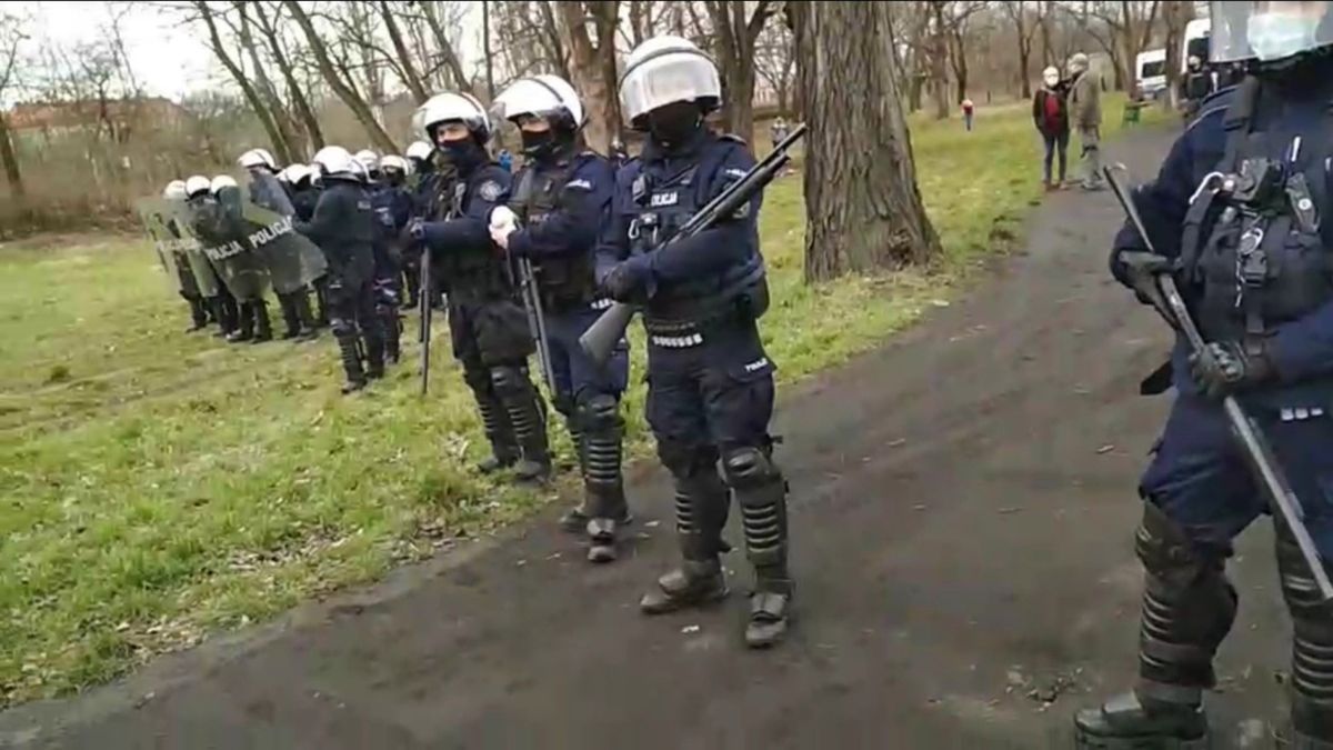 Facebook / Na zdjęciu: policjanci podczas protestu w Głogowie