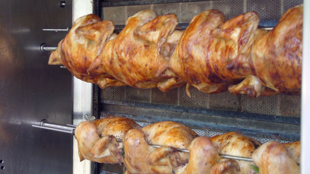 Korpus z kurczaka ze skórą w sosie BBQ pieczony na rożnie