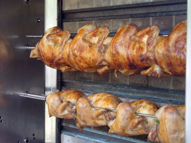 Korpus z kurczaka ze skórą w sosie BBQ pieczony na rożnie