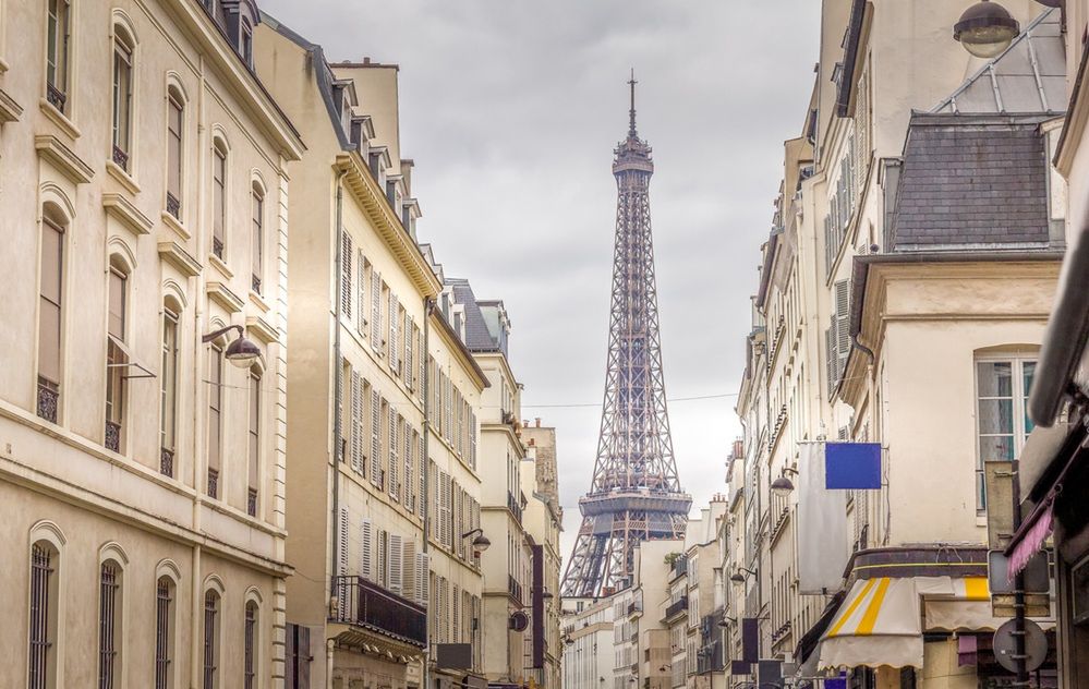 "Great Bang" - plane makes emergency landing on garage roofs near Paris