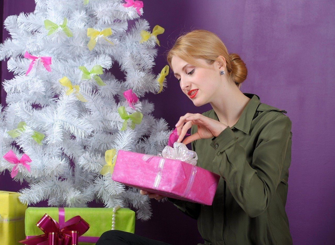 Biała choinka z kolorowymi wstążkami