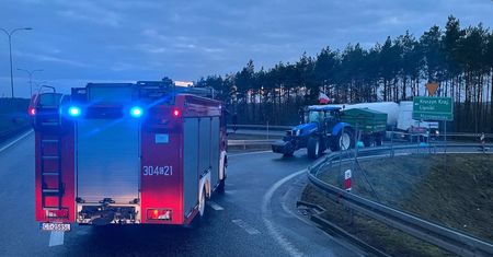 Pusty ciągnik zablokował drogę straży pożarnej. Prezes OSP o rolnikach