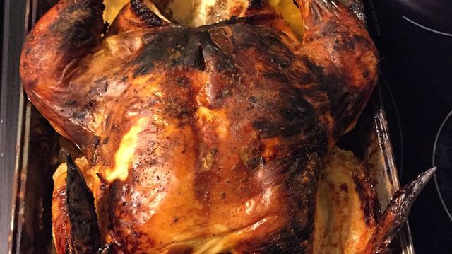 Pierś z kurczaka ze skórą w sosie BBQ pieczona na rożnie