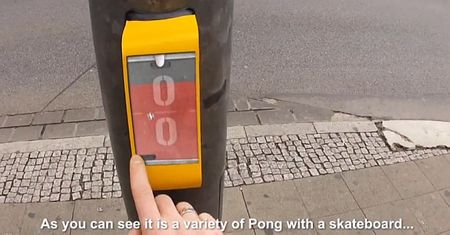 Zagraj w Ponga czekając na przejściu