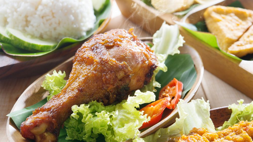 Podudzie z kurczaka ze skórą w sosie BBQ pieczone na rożnie