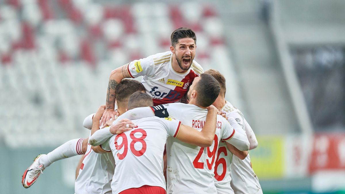 Materiały prasowe / CYFRASPORT / ŁKS Łódź / Na zdjęciu: piłkarze ŁKS Łódź