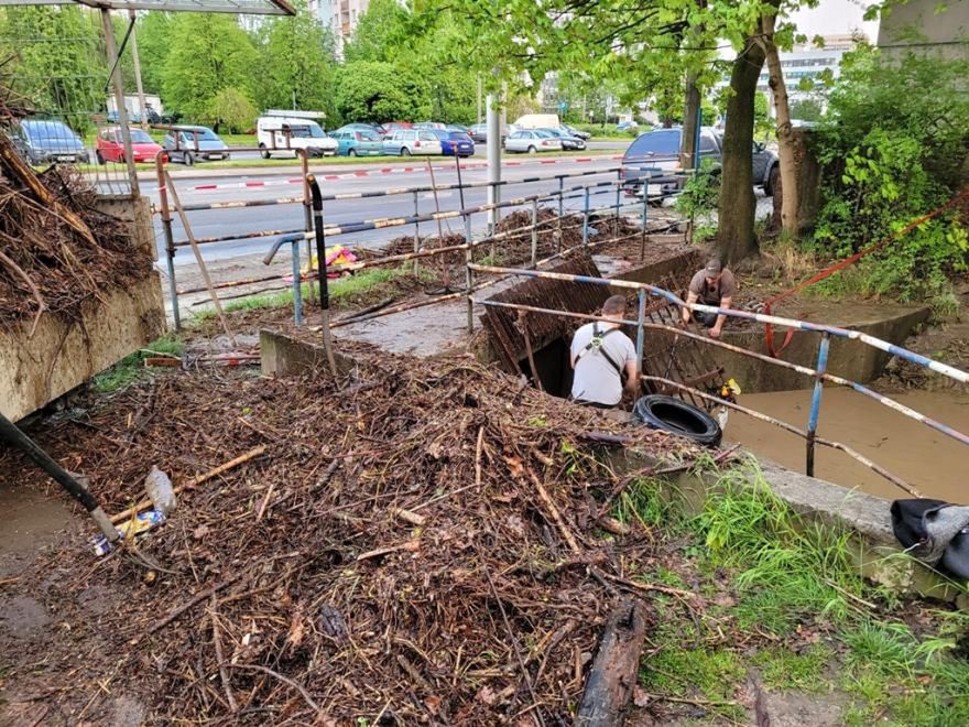 Gliwice. Obudowy lodówek i stare meble ludzie wyrzucają do potoków. 