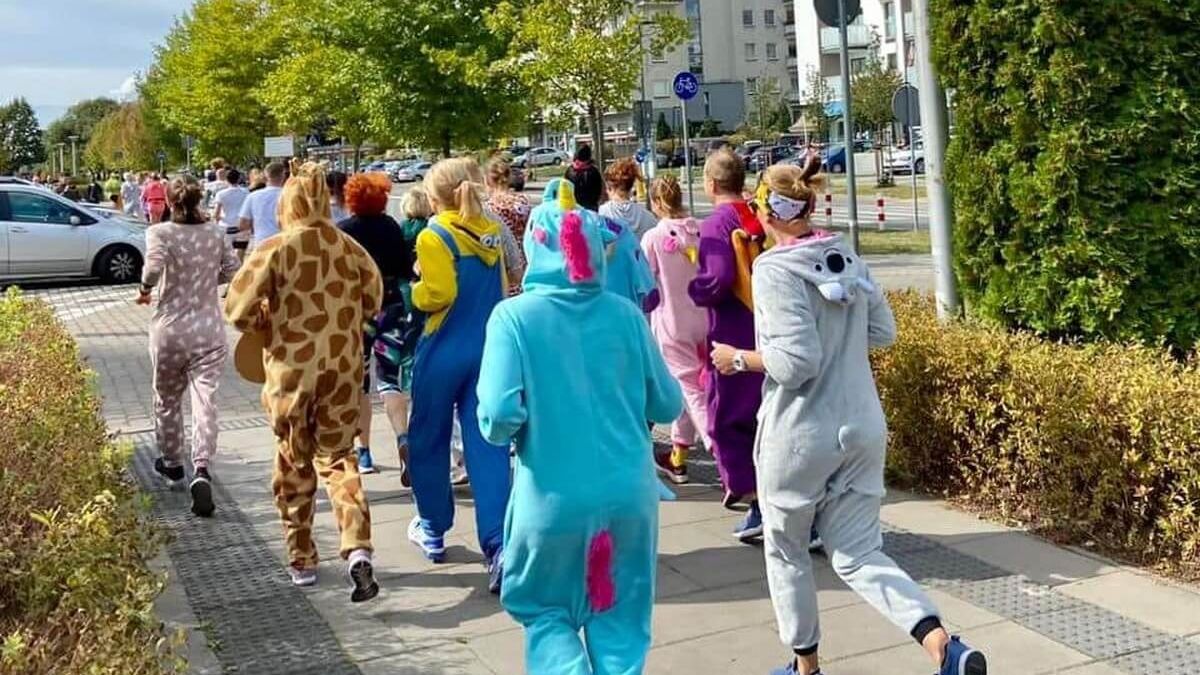 Biegną w piżamach dla dzieci z onkologii