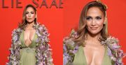 Wydekoltowana Jennifer Lopez ZADAJE SZYKU na Paryskim Tygodniu Mody. Ikona? (ZDJĘCIA)