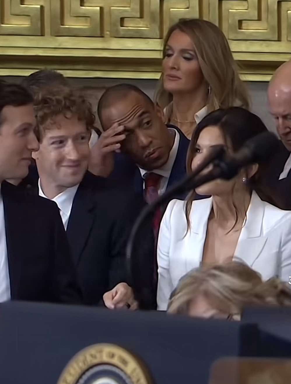 Mark Zuckerberg wpatruje się w dekolt Lauren Sanchez