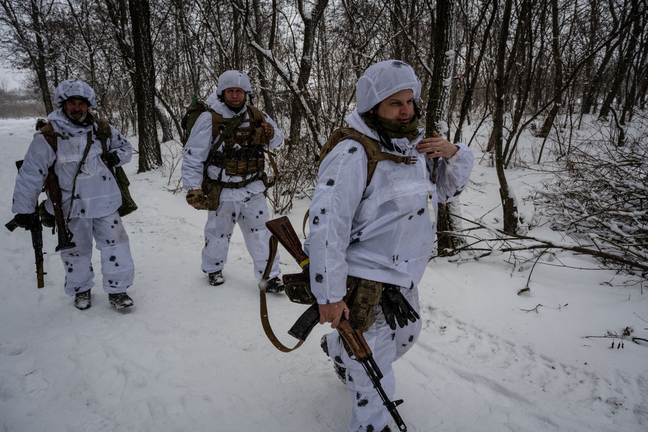 Ukraińscy żołnierze wyposażeni w zimowe umundurowanie Bundeswehry. 