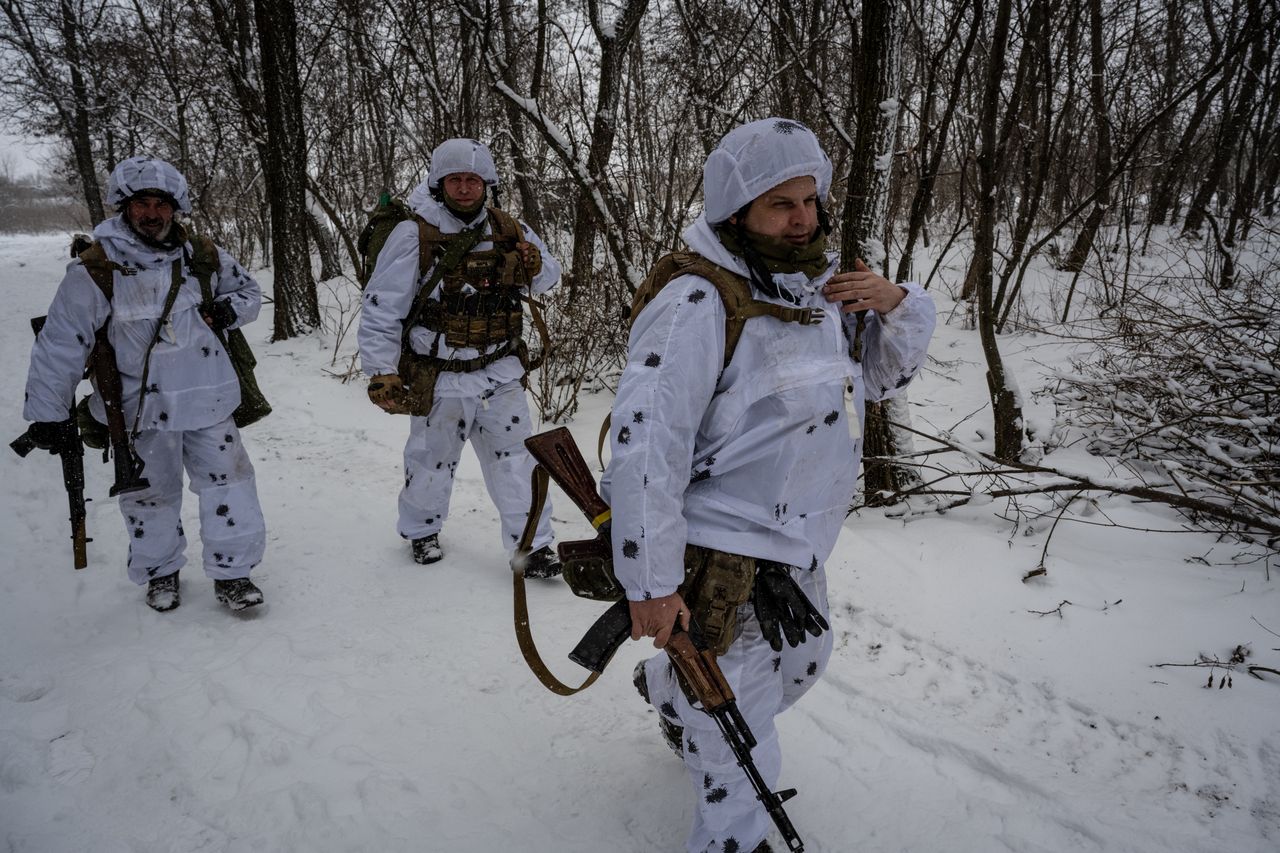 Ukrainian soldiers equipped with Bundeswehr winter uniforms.