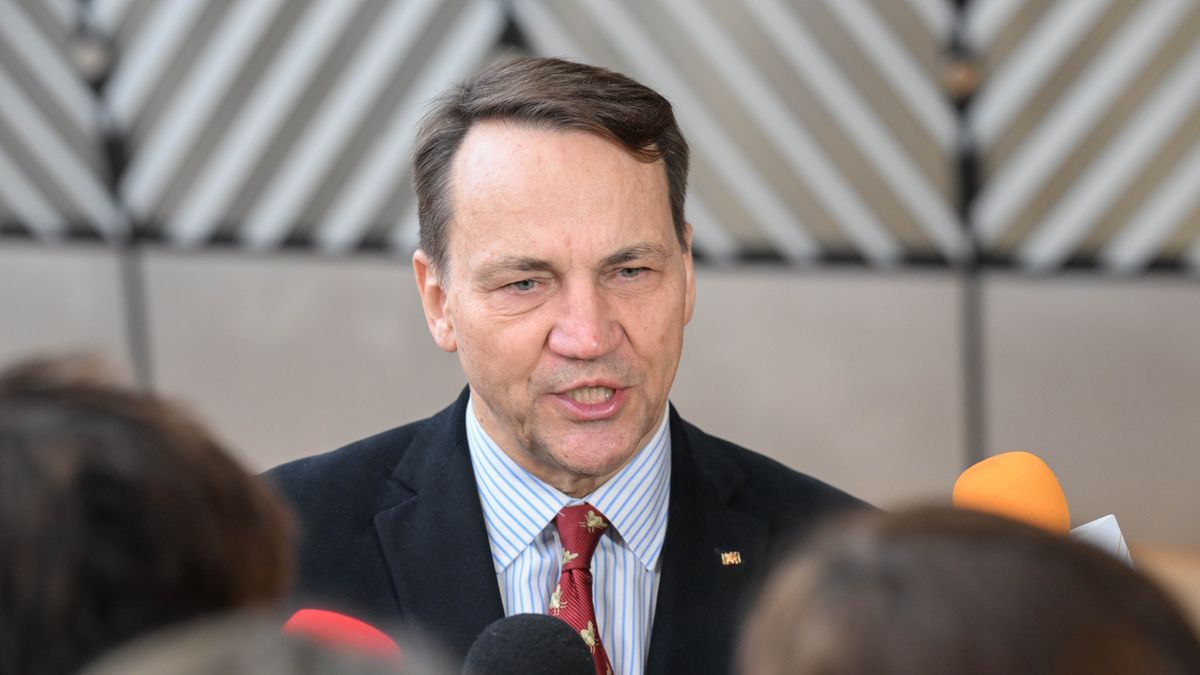 Bruksela, Belgia, 16.03.2026. Wicepremier, minister spraw zagranicznych Radosław Sikorski podczas wypowiedzi dla mediów w Brukseli, 16 bm. Szef MSZ bierze udział w posiedzeniu europejskiej Rady do Spraw Zagranicznych. (jm) PAP/Wiktor Dąbkowski