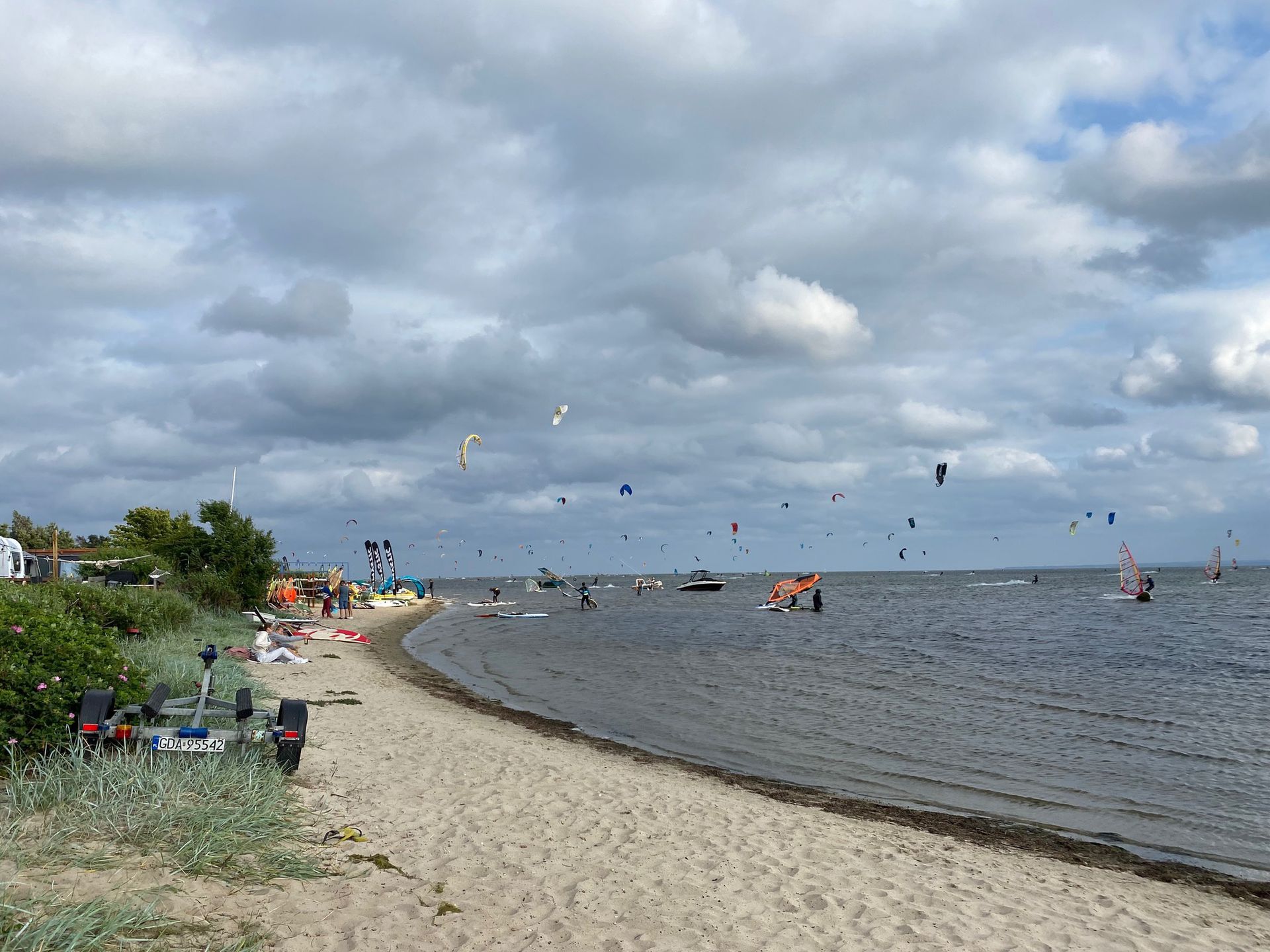Windsurferzy i kitesurferzy korzystają z wiatru 