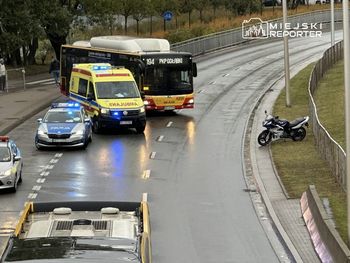 Warszawa: Motocyklista przewrócił się hamując po wymuszeniu pierwszeństwa przez miejski autobus