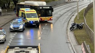 Warszawa: Motocyklista przewrócił się hamując po wymuszeniu pierwszeństwa przez miejski autobus