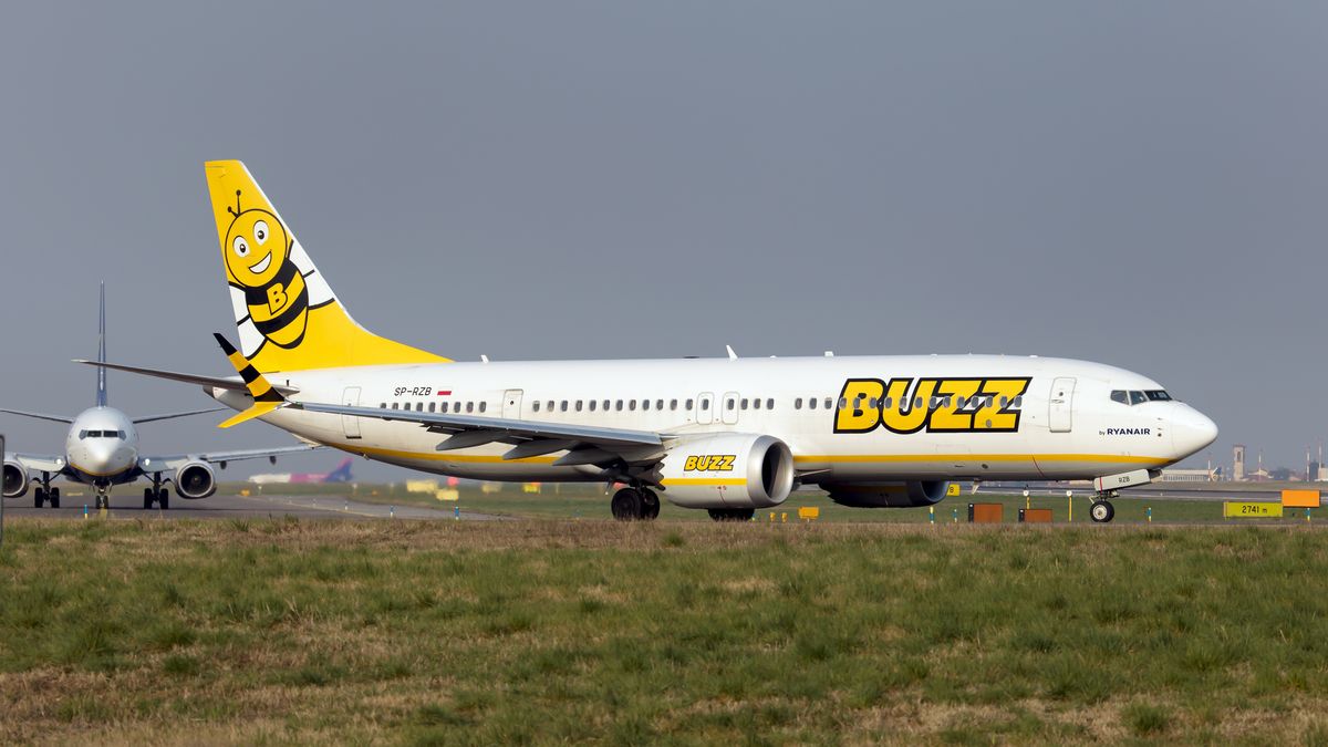 Buzz to spółka-córka Ryanaira, realizująca loty do i z Polski oraz rejsy czarterowe
