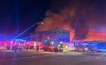 Młodzi Polacy w rękach ABW. Celowo wzniecili pożar fabryki w Czechach