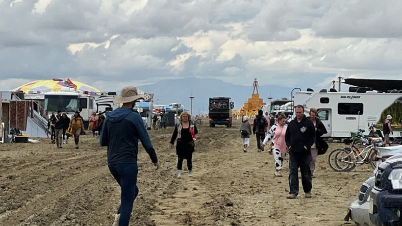 Na festiwal na pustyni zjeżdżają tysiące osób 