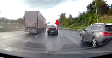 Zepchnął ciężarówką auto i uciekł. Groźny moment na A4 w Katowicach